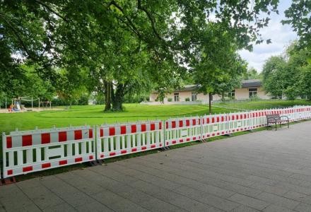Absperrung der Wiesenfläche direkt entlang des Hauptweges.