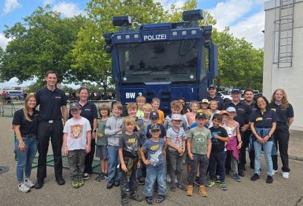 Gruppenfoto der Kinder und Betreuenden mit Polizei-LKW.