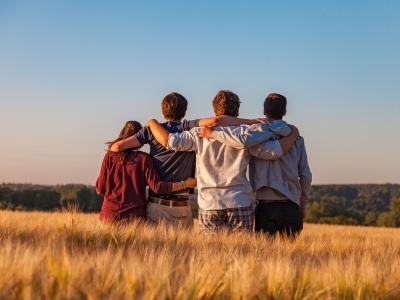 Jugendliche genießen gemeinsam eine Wanderung.