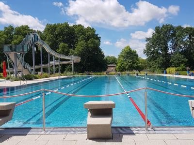 Das Olympiabecken lädt zum sportlichen Schwimmen ein. 