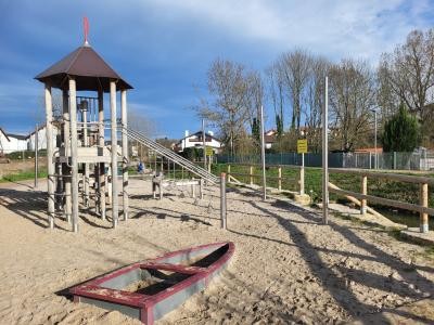 Spielplatz am Waldangelbach mit Kletterturm und Holzboot.