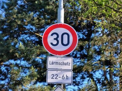 Tempo-30-Schild mit Hinweis auf nächtlichen Lärmschutz.