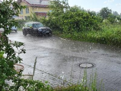 Starker Regen in einer Wieslocher Wohnstraße.