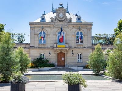 Historisches Rathaus mit französischer Beflaggung.