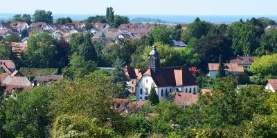 Blick auf Baiertal und die Katholische St.-Gallus-Kirche.