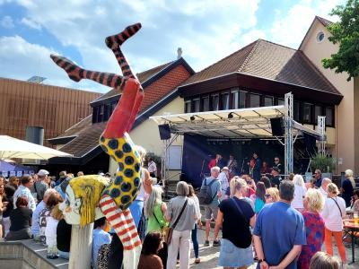 Sommerliches Stadtfest-Konzert auf dem Adenauerplatz.