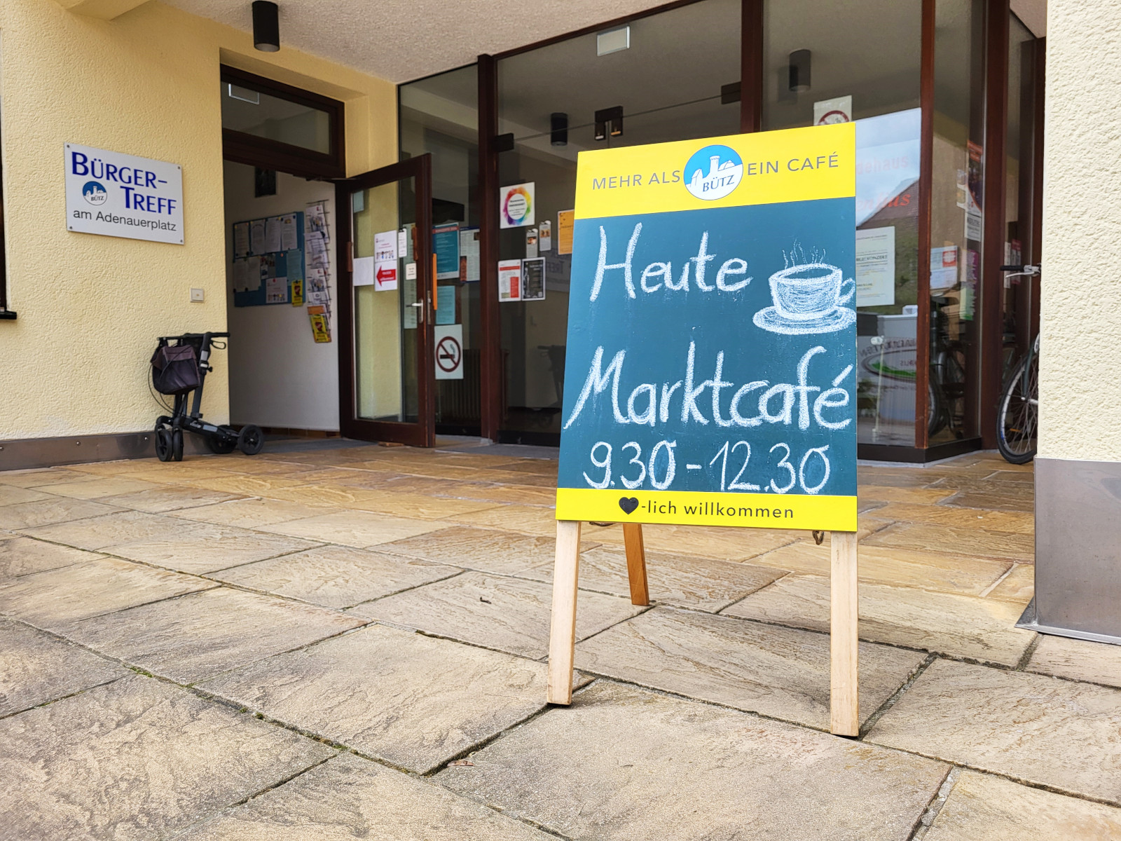 Werbeschild für das Marktcafé des BÜTZ.