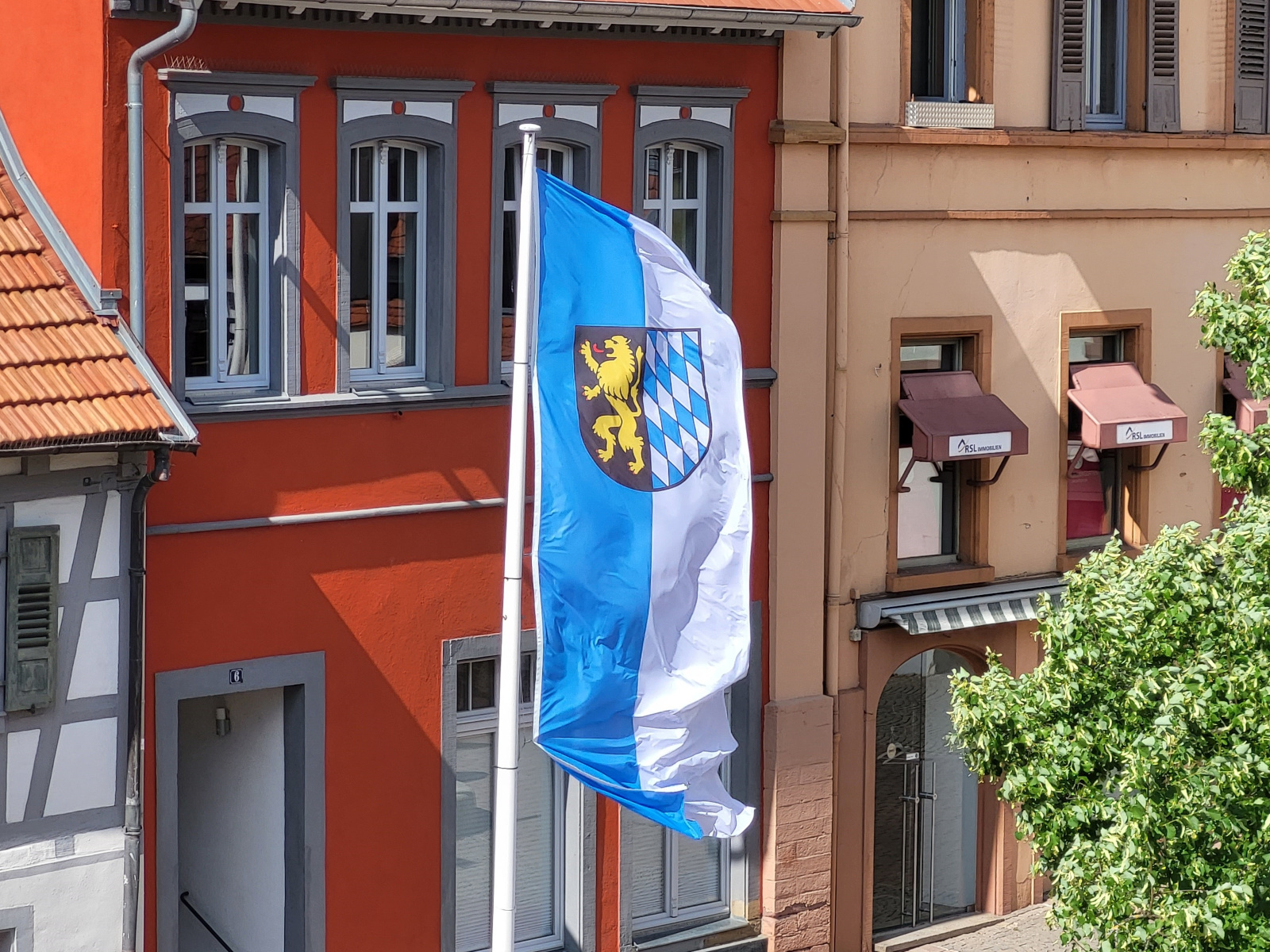 Die Wiesloch-Flagge ist am Markplatz gehisst.