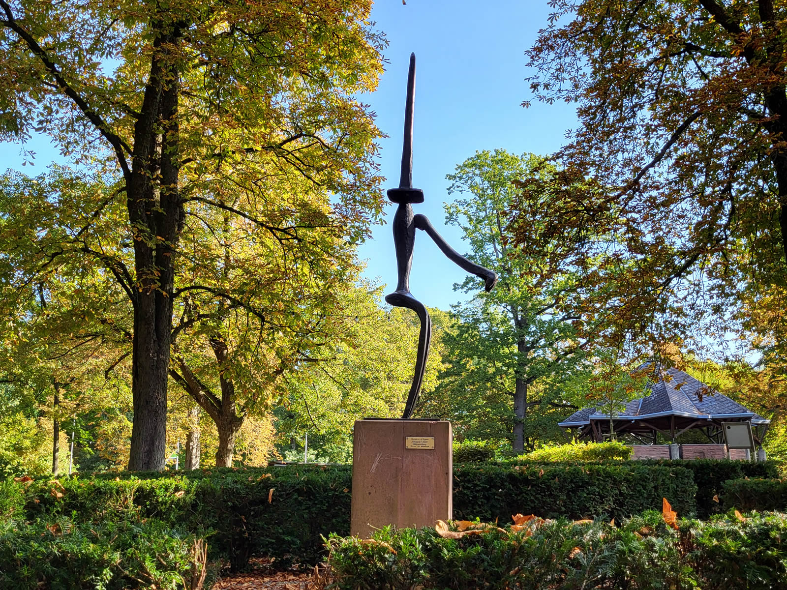 Die "Tänzerin" von Christian d'Orgeix im Labyrinth des Gerbersruhparks.