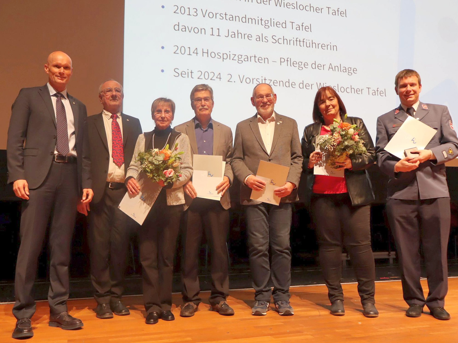 Gruppenfoto der Geehrten mit OB Elkemann.