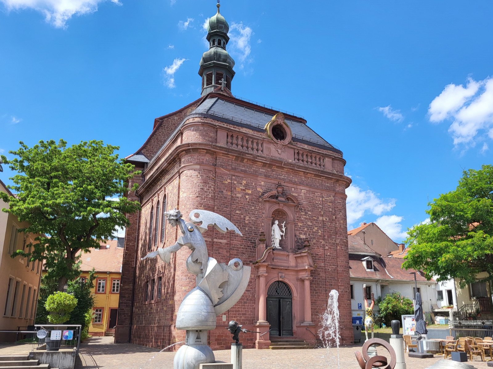 St.-Laurentius-Kirche am Adenauerplatz.