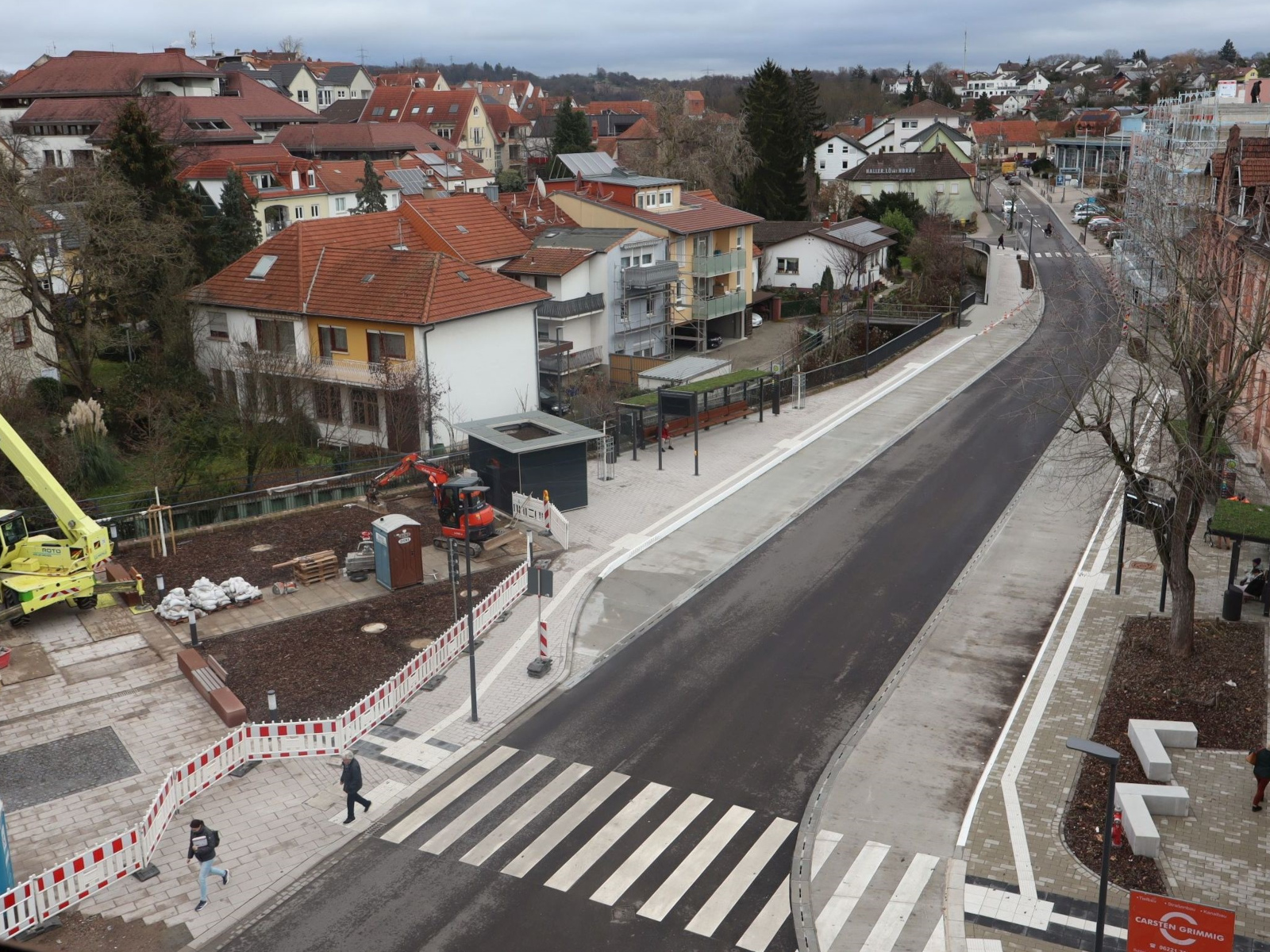 Blick von oben auf die Bushaltestellen und den Fontenay-aux-Roses-Platz.