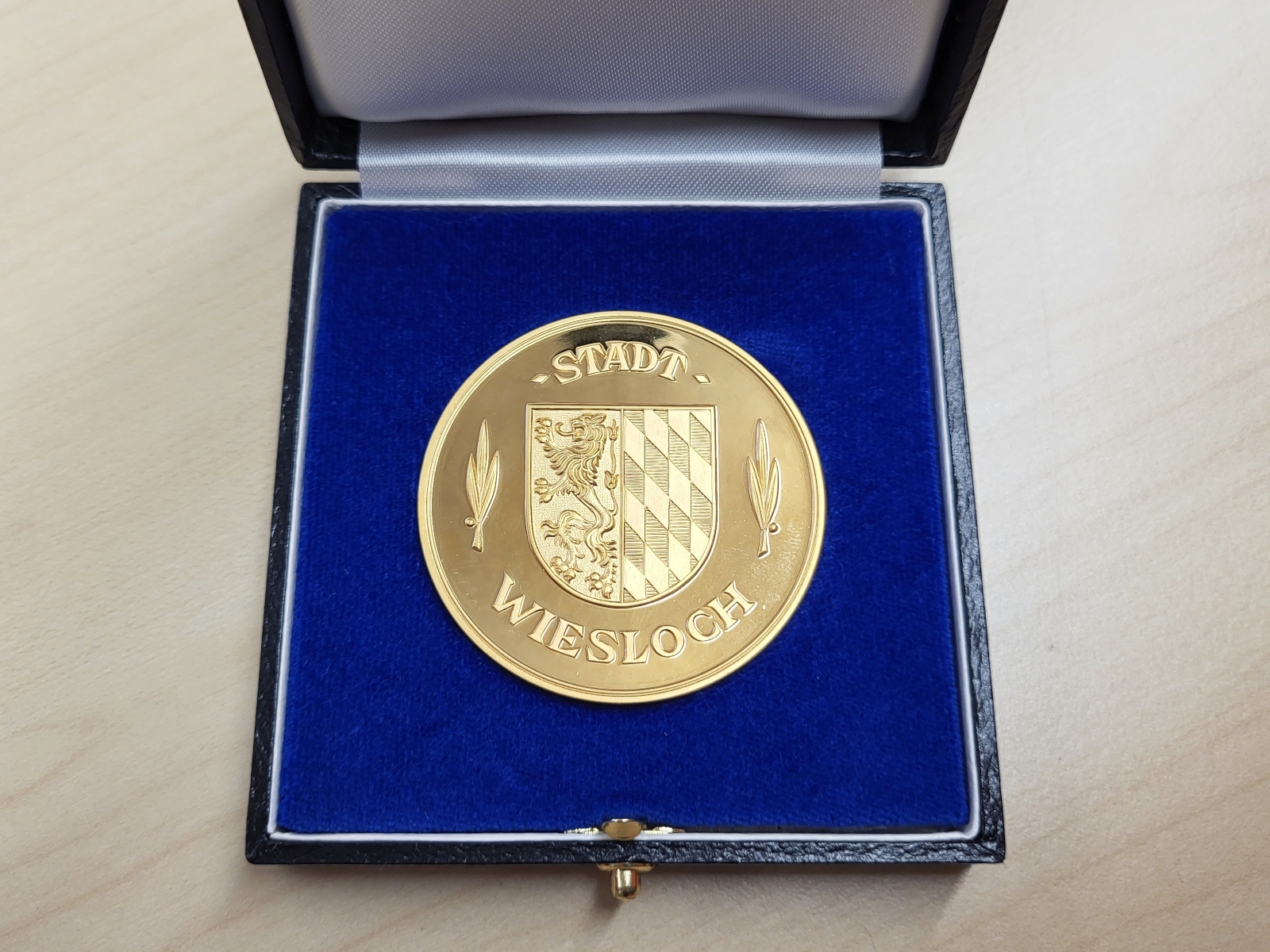 In einem Etui liegende Bürgermedaille der Stadt Wiesloch.