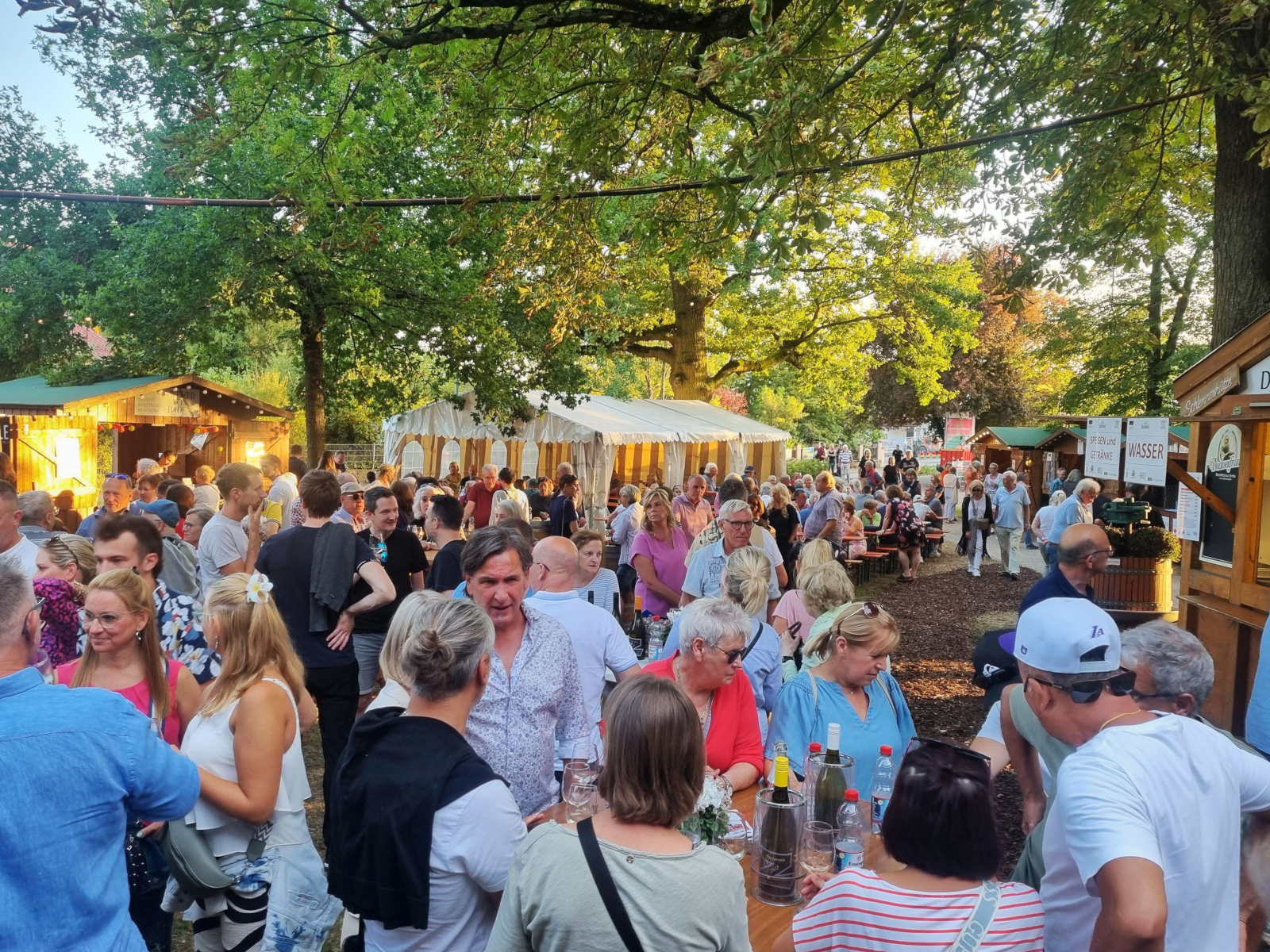 Geselliger Treffpunkt unter den großen Bäumen des Gerbersruhparks.