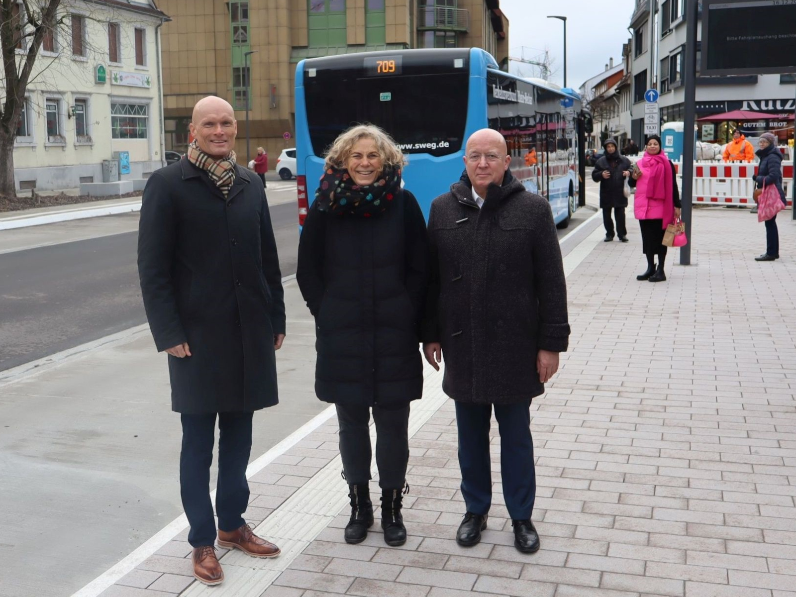 OB Elkemann, Anja Dahner und BM Sauer an den neuen Bushaltestellen in der Ringstraße.