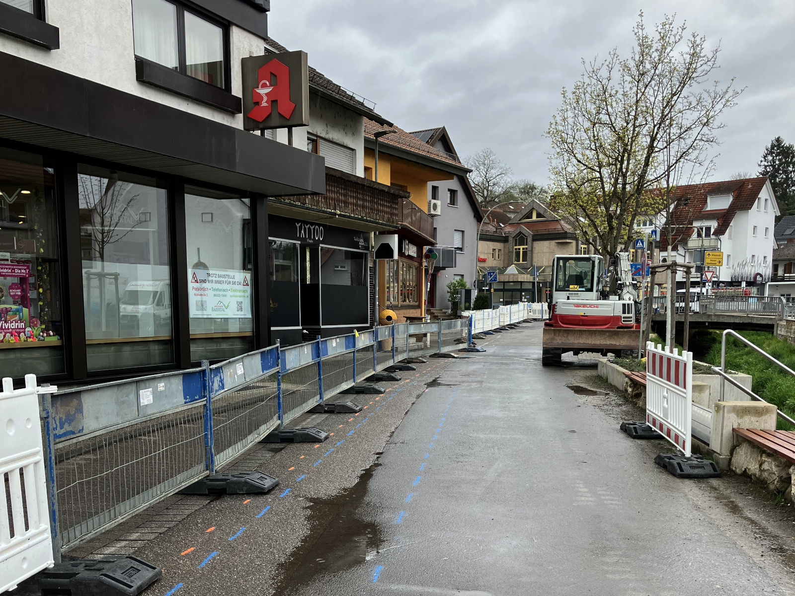 Mühlstraße mit seitlichen Absperrungen hin zum Gehweg. 