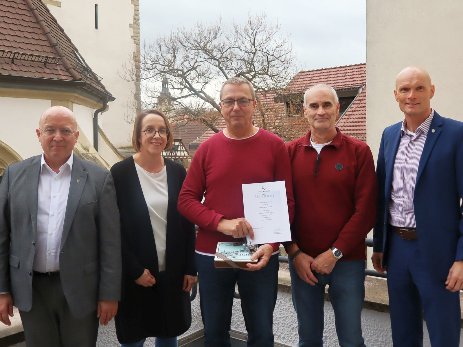 Gruppenfoto bei der kleinen Feierrunde mit OB Elkemann.