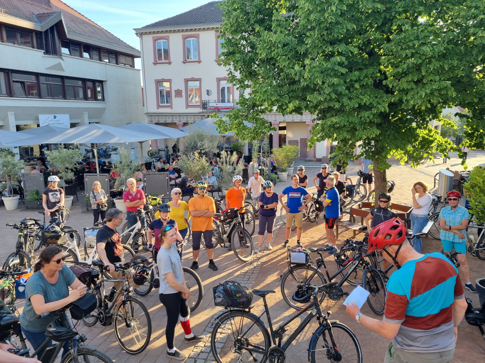 Sommernachtsradeln: Der Treffpunkt auf dem Marktplatz füllt sich.