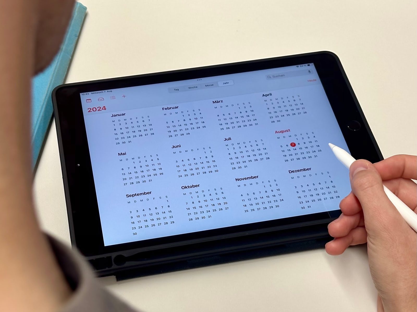 Symbolfoto Tablet mit angezeigtem Kalender.