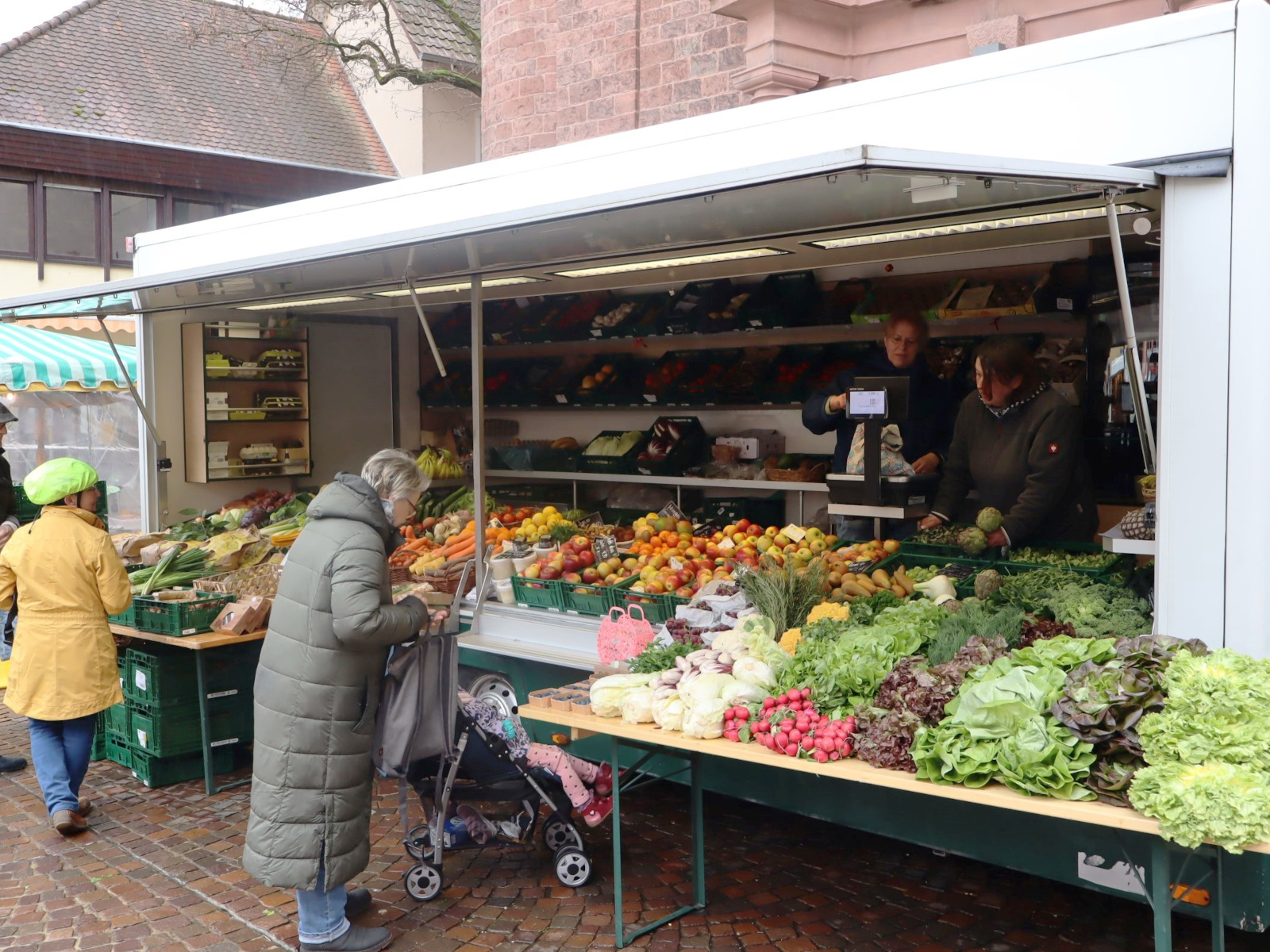 Verkaufsstand Obst und Gemüse in Bio-Qualität.