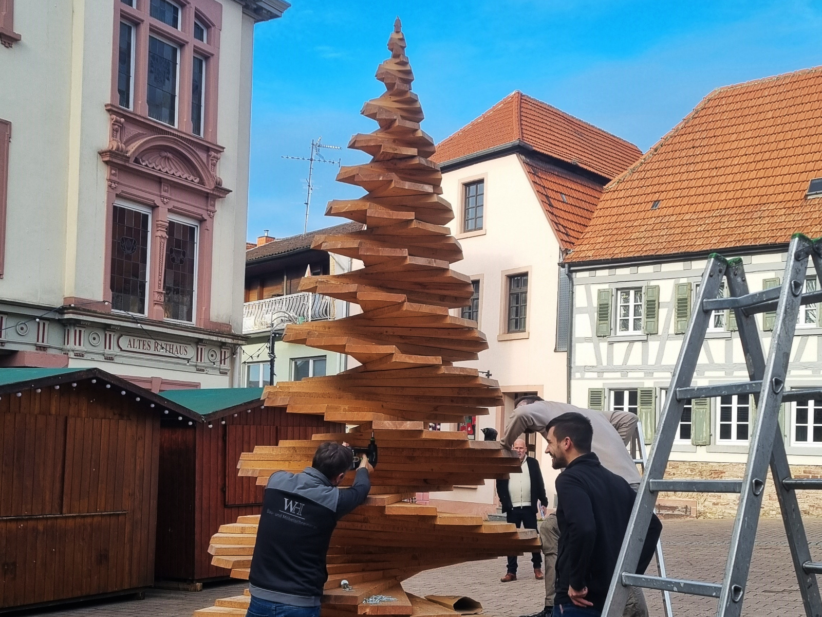 Aufbau des Holztannenbaums durch die Schreiner.