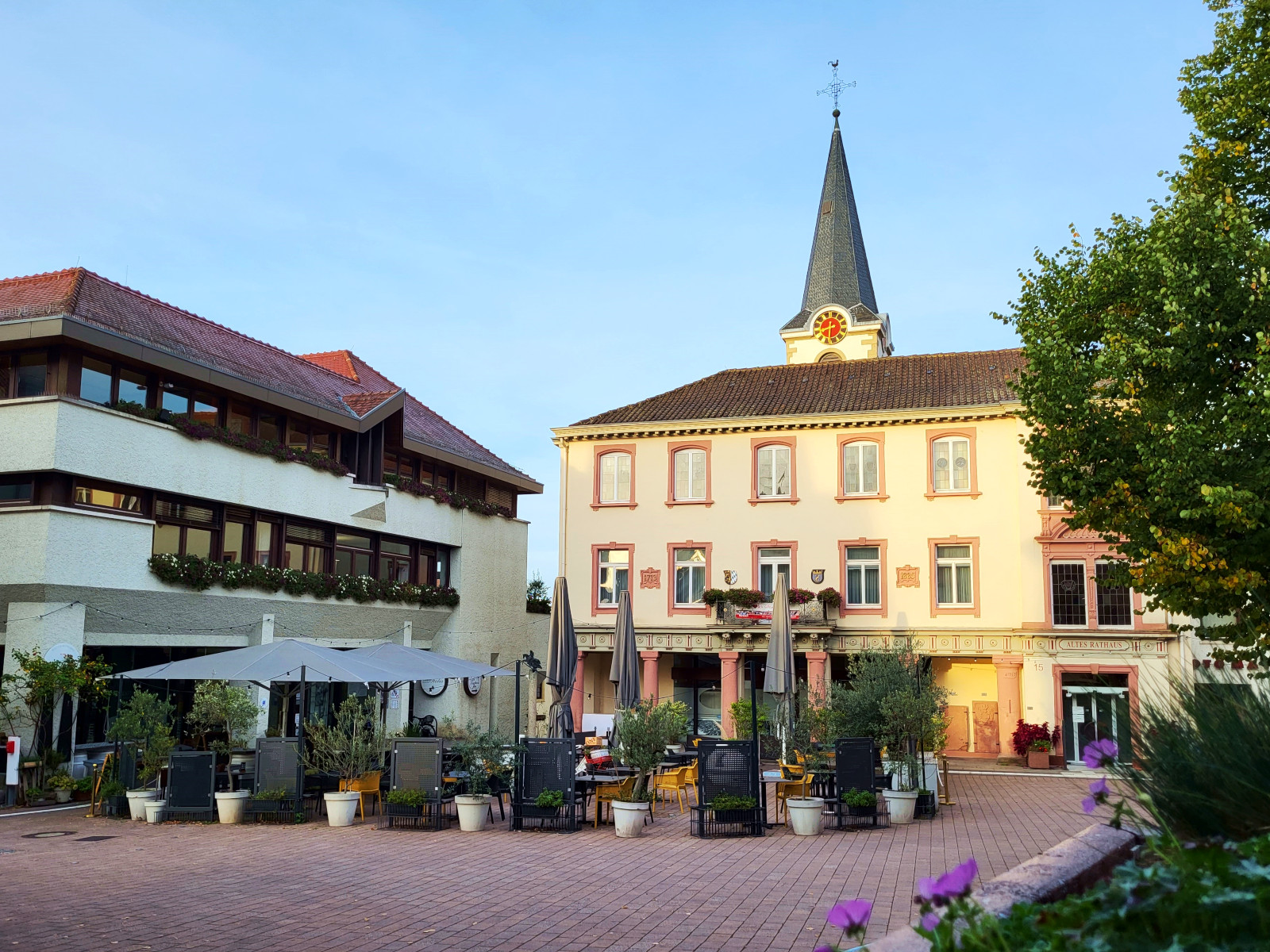 Marktplatz mit Rathaus und Altem Rathaus, von der Morgensonne beleuchtet.