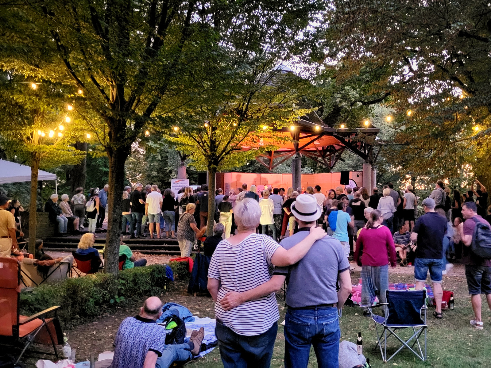 Zahlreiche Gäste genießen ein Kulturbühne-Konzert im Gerbersruhpark.