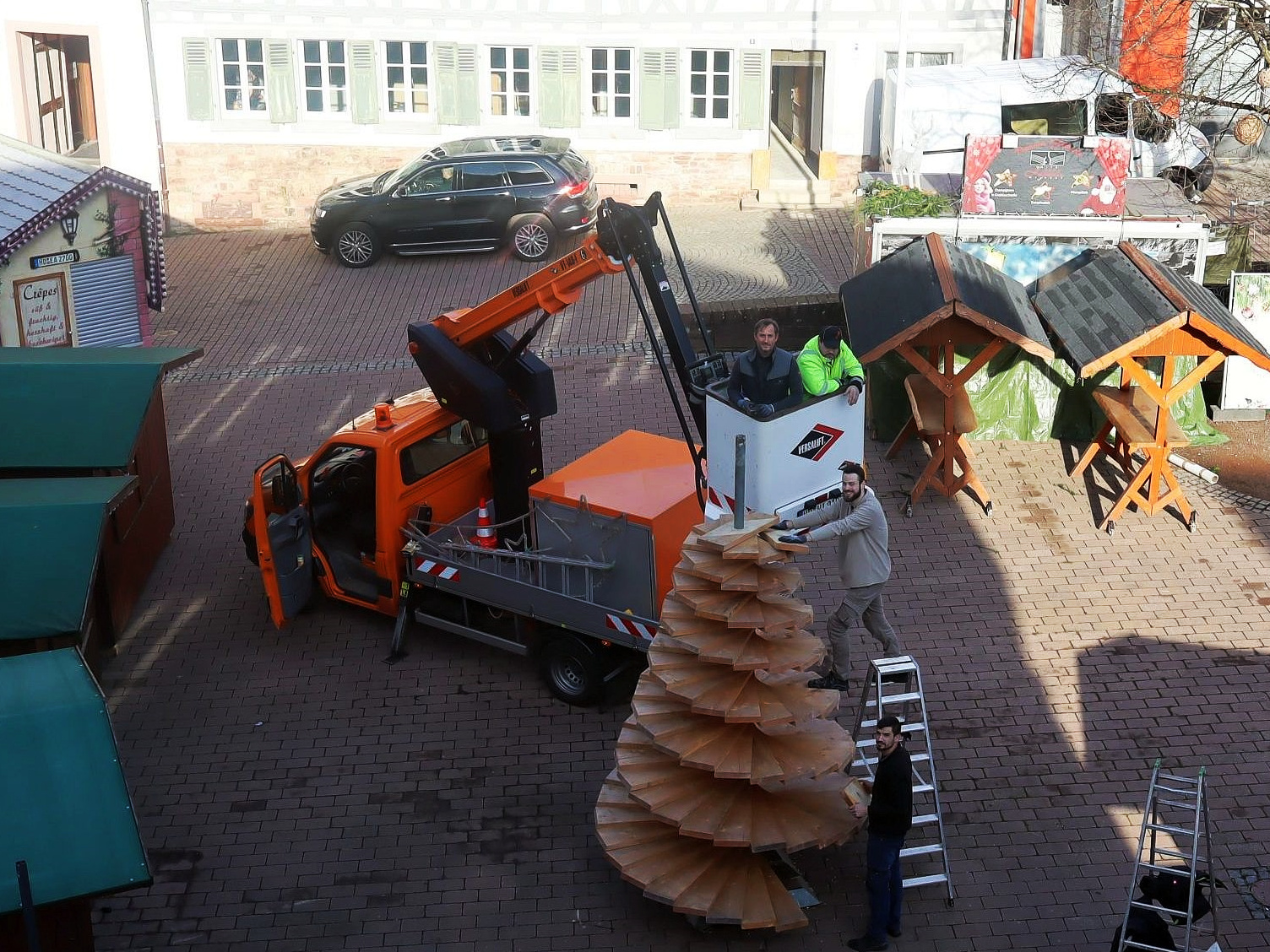 Auch der Hubsteiger kam beim Aufbau zum Einsatz.