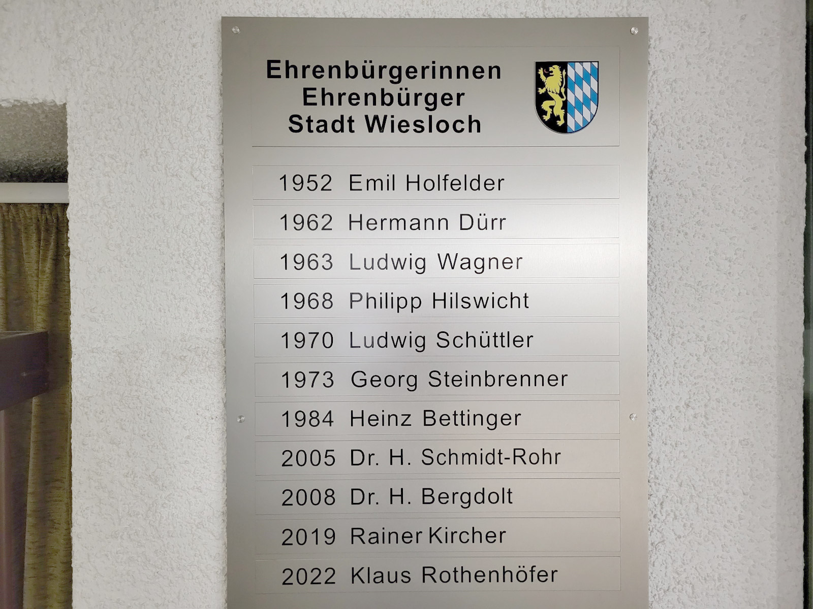 Ehrenbürger-Tafel im Rathausfoyer.