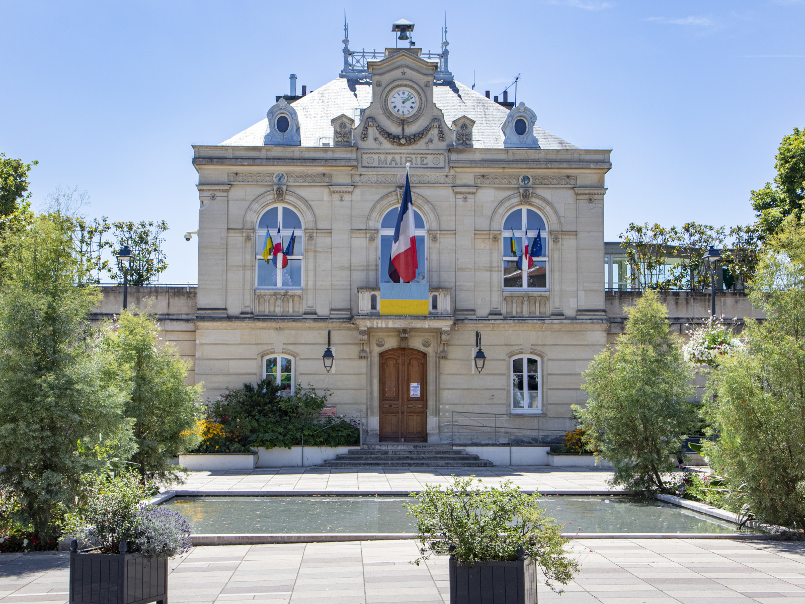 Historisches Rathaus mit französischer Beflaggung.