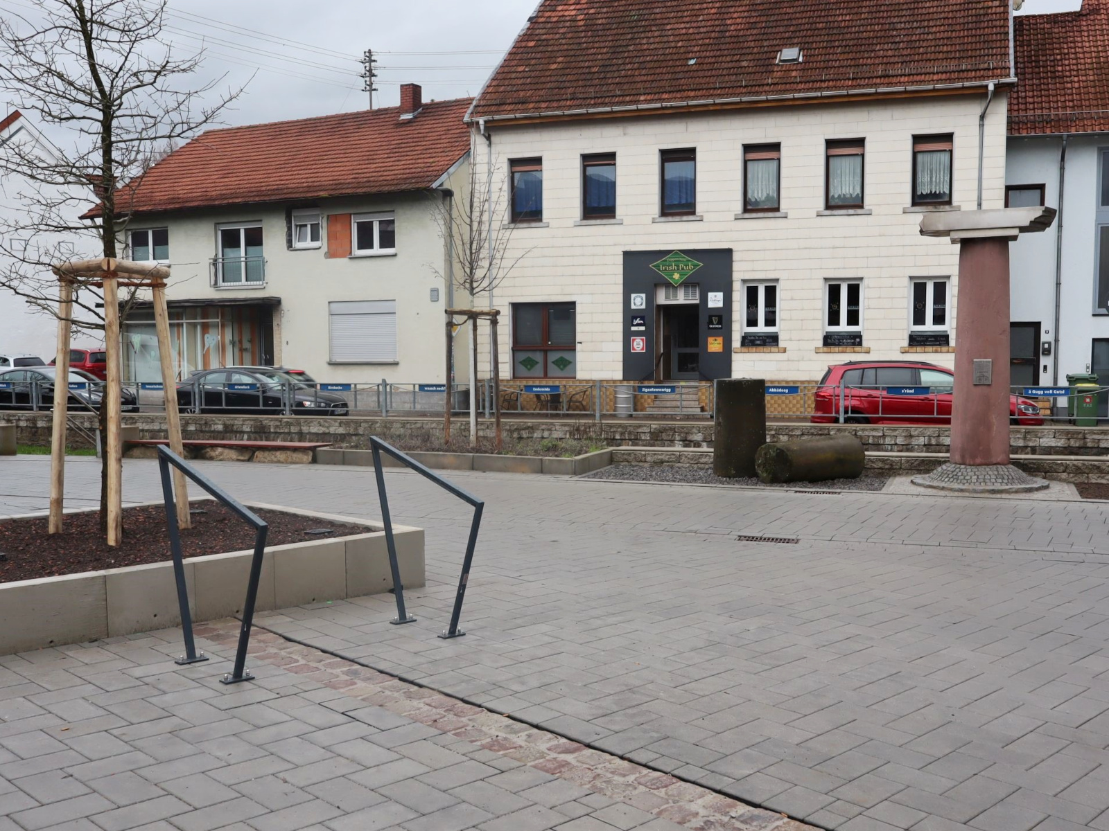 Frisch sanierte Mühlstraße mit Sandsteinband im Pflaster als Erinnerung an die ehemalige Synagoge.