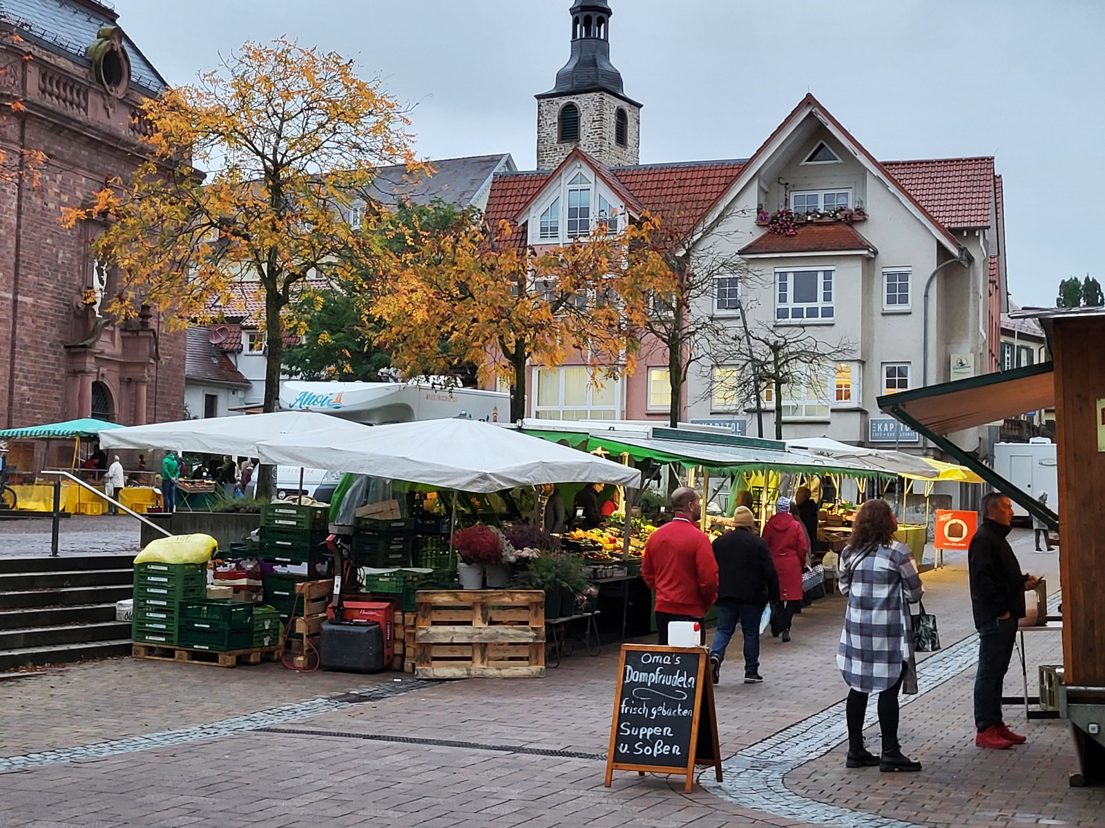 Marktstände in der Schloßstraße.