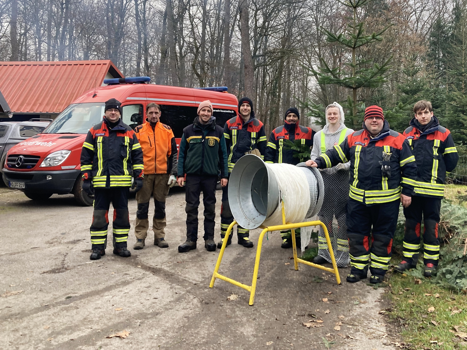 Abschlussfoto der Jugendfeuerwehr mit Forstmitarbeitern.