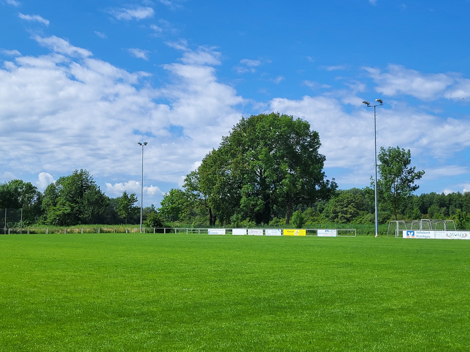 Fußballplatz Frauenweiler mit Flutlichtmasten.